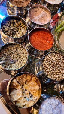 Hint baharatları küçük kaselere yayılır.