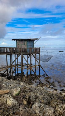 Atlantik Okyanusu 'nda, Gironde haliçlerinde Fransa' nın Talais kenti yakınlarında eski ahşap balıkçı kulübeleri.