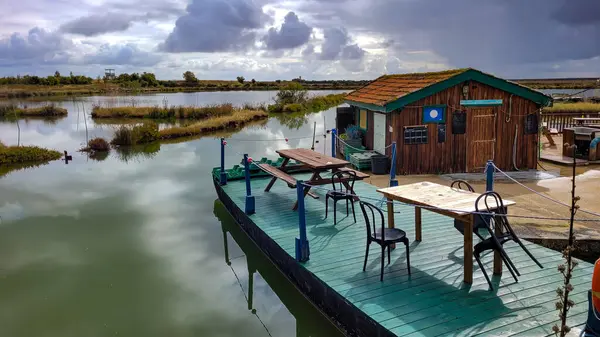 Fransa 'da Atlantik Okyanusu' ndaki istiridye çiftliği, Gironde Estuary. Marais du Baluard Talais Huitres Affine. Fransa, Talais, 29 Eylül 2022