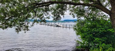 Constance Gölü 'nü su basmış. Pierce neredeyse tamamen suyun içinde. Uberlingen, Almanya