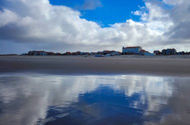 Alçak gelgit sırasında Atlas Okyanusu 'ndan Soulac-sur-Mer seti manzarası
