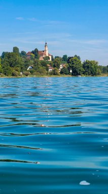 Almanya 'daki Birnau Bazilikası' nın güneşli bir yaz gününde Constance Gölü tarafından görünüşü