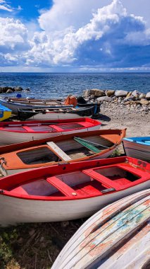 Pomonte, Elba, Toskana, İtalya 'daki Akdeniz sahillerinde geleneksel İtalyan balıkçı tekneleri..