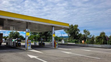 İtalyan otobanındaki benzin istasyonu. İtalya 'da benzin ve mazot fiyatları. 13 Eylül, İtalya.