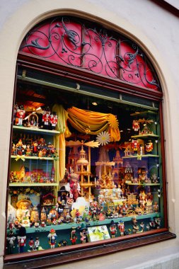 Noel mağazasının güzel vitrininde bir sürü figür ve hediye var. 3 Kasım 2018. Rothenburg ob der Tauber, Franconia, Bavyera, Almanya.