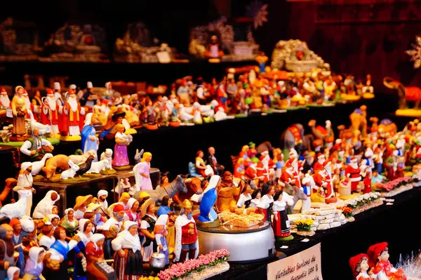Doğum sahnesi, beşik figürleri, Noel Baba figürleri ve Noel Fuarı 'ndaki diğer hatıralar. 20 Aralık 2018. Colmar, Fransa.