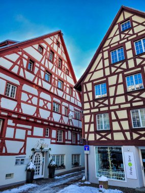 Meersburg 'da kış sabahı. Sihirli ortaçağ yarı kereste evleri manzarası. 3 Aralık 2023. Meersburg, Almanya.