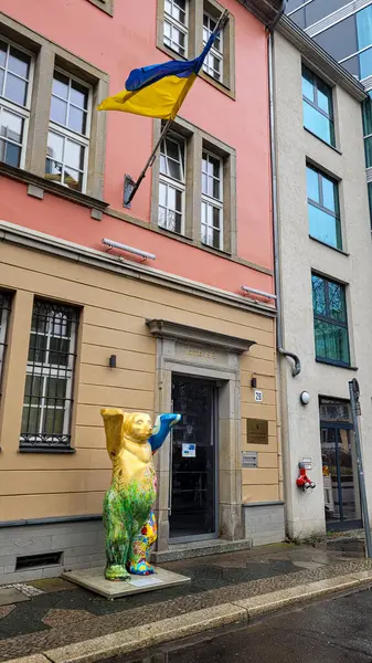 Almanya 'daki Ukrayna Büyükelçiliği' ne giriş manzarası. Girişin solunda - Berlin ayısının heykeli, üstte - Ukrayna bayrağı dalgalanıyor. 23 Aralık 2023. Berlin, Almanya.