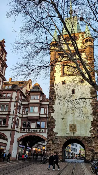 Martinstor, Martins kapısındaki fast food McDonalds manzarası. 03 Şubat 2023. Freiburg im Breisgau, Almanya.