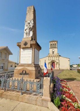 Birinci Dünya Savaşı sırasında Fransa için kahramanca ölen çocuklar için bir anıt. 17 Haziran 2022. Grayan-et-l Hopital, Yeni Akitanya, Fransa