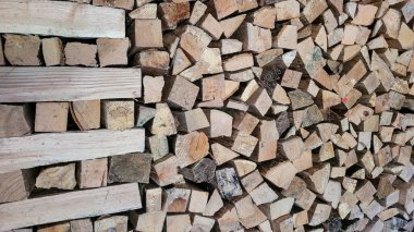Kış için yakacak odun hazırlıyorum. Yakacak odun duvar. Şömine için nasıl odun depolanır