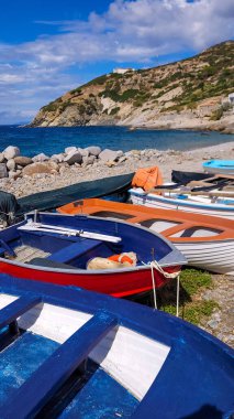 İtalya 'nın Elba Adası' ndaki Pomonte plajında birkaç tane geleneksel İtalyan balıkçı teknesi var. Akdeniz