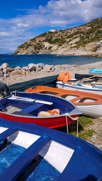 İtalya 'nın Elba Adası' ndaki Pomonte plajında birkaç tane geleneksel İtalyan balıkçı teknesi var. Akdeniz