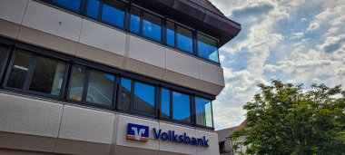 Şehrin merkezindeki Volksbank şubesi. Arka planda - bulutlu gökyüzü. Volksbank Grubu Avusturya 'da bir kooperatif bankadır. 7 Temmuz 2024. Uberlingen, Almanya.