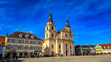 Güneşli bir günde güzel barok protestan kilise ve pazar meydanı manzarası. 2 Mart 2025. Ludwigsburg, Baden-Wurttemberg, Almanya.