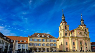 Güneşli bir günde güzel barok protestan kilisesi Stadtkirche Ludwigsburg manzarası. 2 Mart 2025. Ludwigsburg, Baden-Wurttemberg, Almanya.