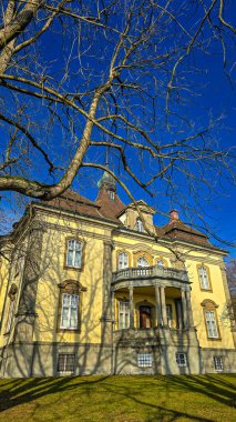Güneşli bir günde çok güzel bir neo-barok Rauenstein Kalesi. Uberlingen, Almanya.