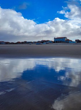 Alçak gelgit sırasında Atlantik Okyanusu 'ndan Soulac-sur-Mer seti manzarası. Dikey biçim