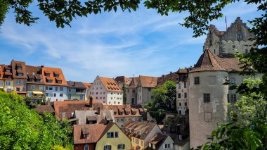 Meersburg Ortaçağ Şatosu 'nun manzarası ve Meersburg' un çatıları. Arka planda mavi gökyüzü, Constance Gölü ve İsviçre Alpleri var..