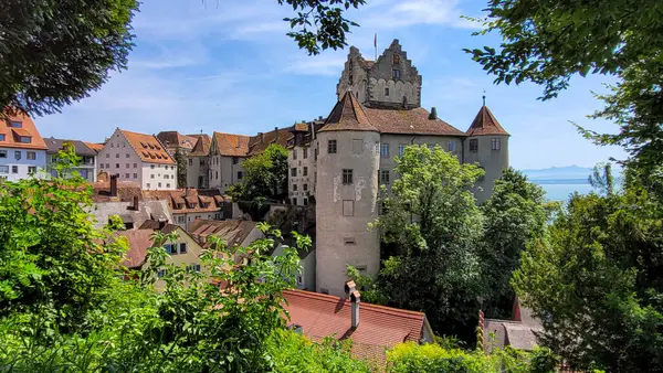 Meersburg Ortaçağ Şatosu 'nun manzarası ve Meersburg' un çatıları. Arka planda mavi gökyüzü, Constance Gölü ve İsviçre Alpleri var..