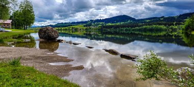 Yansıması olan güzel Rottachsee Gölü manzarası. Arka planda dramatik bulutlar var. Allgovia, Allgaeu, Bavyera, Almanya