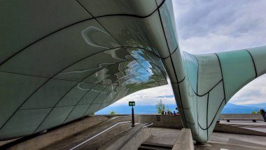 Hungerburgbahn İstasyonu - Innsbruck 'taki hibrit füniküler tren istasyonu. Mimar Zaha Hadid. Arka planda Alplerin karla kaplı zirveleri var. 18 Mayıs 2023. Innsbruck, Avusturya