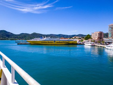 Sarı Korsika Sardunya feribotu güneşli bir günde Portoferraio limanına demir attı. 17 Eylül 2025. Elba, Toskana, İtalya.