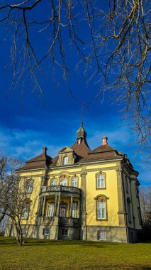 Güneşli bir günde çok güzel ve zarif bir neo-barok villa Rauenstein Kalesi. Uberlingen, Almanya