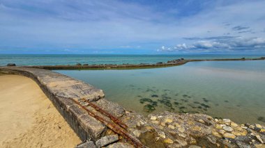 Okyanus kıyısındaki 2. Dünya Savaşı 'nın Atlantik Duvarı' nın terk edilmiş eski demiryolu iletişiminin görüntüsü. Arka planda Atlantik Okyanusu ve bulutlu bir gökyüzü var. Soulac sur Mer, Fransa.