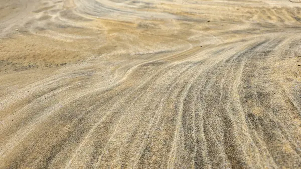 Sakin renklerde kumdaki doğal ve güzel dalgalı desen, soyut bir resim olarak kullanılabilir. Güzel kum desenleri.
