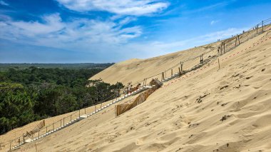 Avrupa 'nın en yüksek kum tepeciğindeki Arcachon Körfezi' ndeki Pilat Kumulunun merdivenlerinde onarım çalışmaları. Grande Dune du Pilat, Landes de Gascogne, Fransa.