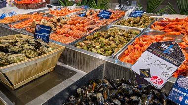 Fransız pazarının tezgahında taze deniz ürünleri. 20 Haziran 2025. Soulac sur Mer, Medoc, Aquitqine, Fransa