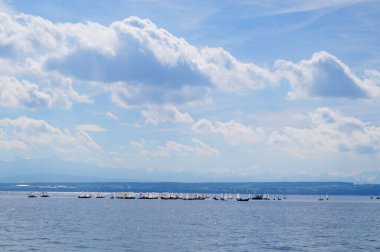 Constance Gölü 'ndeki yelkenli yarışı. Arka planda İsviçre ve Alpler. 18 Temmuz 2017. Meersburg, Almanya