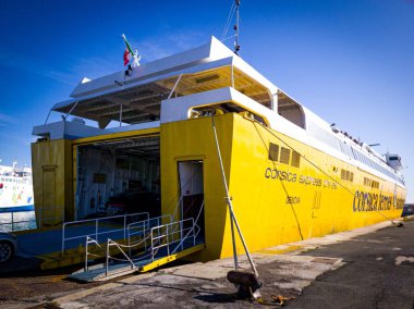 Sarı feribot Korsika Ekspres Üç Cenova yolcu ve araç girişleri sırasında limanda. 14 Eylül 2025. Livorno, İtalya.