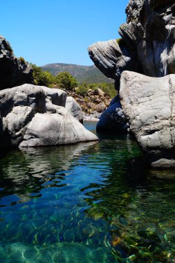 Haute-Corse, Korsika, Fransa 'daki Fango Vadisi' nde çeşitli şekillerde taş oluşumları ve berrak saf nehir suyu.
