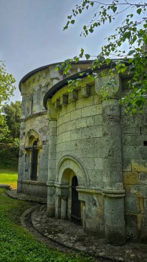 Basilique Notre-Dame-de-la-fin-des-Terres cephesinin bir parçası. Soulac sur Mer, Aquitaine, Fransa