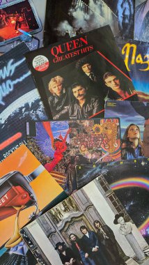 Çeşitli rock gruplarından kolları olan eski LP plak koleksiyonu. 18 Ağustos 2025. Uberlingen, Almanya