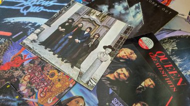 Çeşitli ünlü rock gruplarından kolları olan eski LP plak koleksiyonunun en üst görüntüsü. 18 Ağustos 2025. Uberlingen, Almanya.