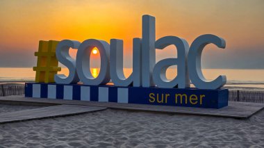 Hashtag Soulac-sur-Mer, akşam havasında sahilde dev harfler. 10 Haziran 2025. Soulac-sur-Mer, Medoc. Fransa