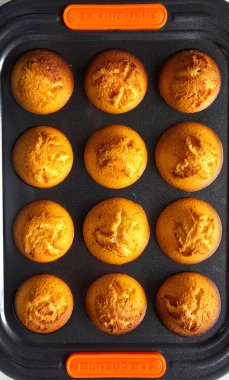 İştah açıcı ev yapımı tereyağlı çörekler Le Creuset 'in içinde. Kolay pişirme. 02 Eylül 2025. Nussdorf, Almanya.