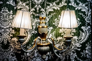 Kahverengi duvarda yanan şamdanlıklarda