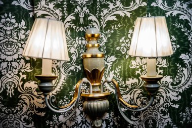 Kahverengi duvarda yanan şamdanlıklarda