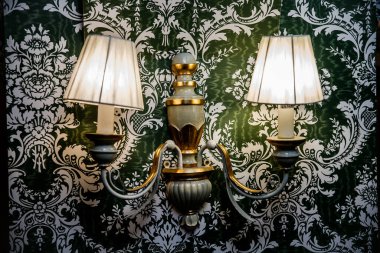 Kahverengi duvarda yanan şamdanlıklarda