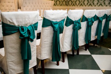 Kahverengi duvarda yanan şamdanlıklarda. resim, dekor,