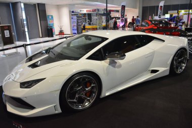 Pasay, PH - 13 Kasım 2017 Lamborghini Huracan, 13 Kasım 2021 tarihinde Pasay, Filipinler 'de. Manila Auto Salon, Filipinler 'de her yıl düzenlenen bir pazar sonrası araba fuarıdır..