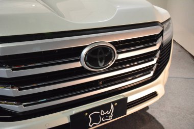 Pasay, PH-13 - Manila Oto Salon 'daki 2021 Toyota Land Cruiser 13 Kasım 2021' de Pasay, Filipinler 'de. Manila Auto Salon, Filipinler 'de her yıl düzenlenen bir pazar sonrası araba fuarıdır..