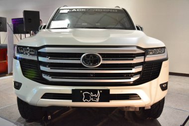 Pasay, PH-13 - Manila Oto Salon 'daki 2021 Toyota Land Cruiser 13 Kasım 2021' de Pasay, Filipinler 'de. Manila Auto Salon, Filipinler 'de her yıl düzenlenen bir pazar sonrası araba fuarıdır..