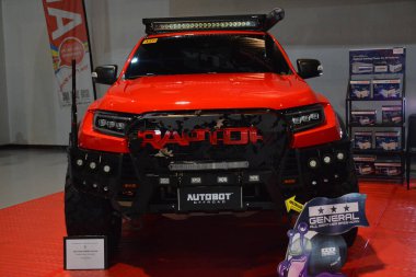 PAsay, PH-NOV 13 - Ford Ranger Raptor, 13 Kasım 2021 tarihinde Pasay, Filipinler 'de Manila Otomobil Salonu' nda görüldü. Manila Auto Salon, Filipinler 'de her yıl düzenlenen bir pazar sonrası araba fuarıdır..