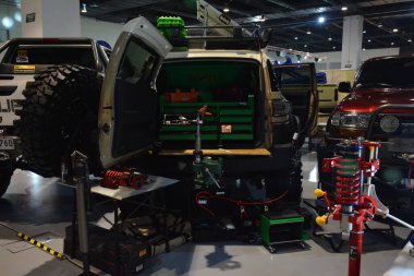 Pasay, PH - NOV 13 - 13 Kasım 2021 'de Filipinler' deki Manila Otomobil Salonu 'nda çeşitli araç gereçleri sergilenmektedir. Manila Auto Salon, Filipinler 'de her yıl düzenlenen bir pazar sonrası araba fuarıdır..