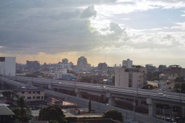 QUEZON CITY, PH - NOV 27 - 27 Kasım 2021 'de Quezon City, Filipinler' de binalar ve yollarla şehir genel görünümü. Quezon şehri, Manila 'nın kuzeydoğusundaki Guadalupe Platosu' nda yer almaktadır..